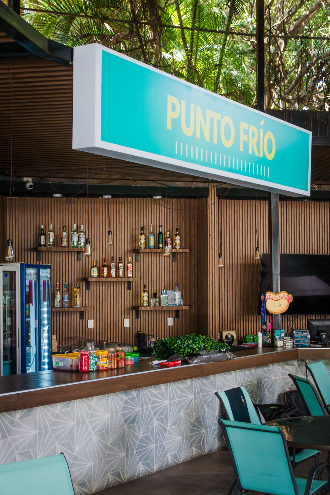 Barra de Punto Frío con el letrero turquesa