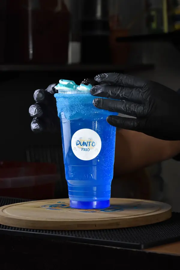 Bebida azul en las manos en Punto Frío