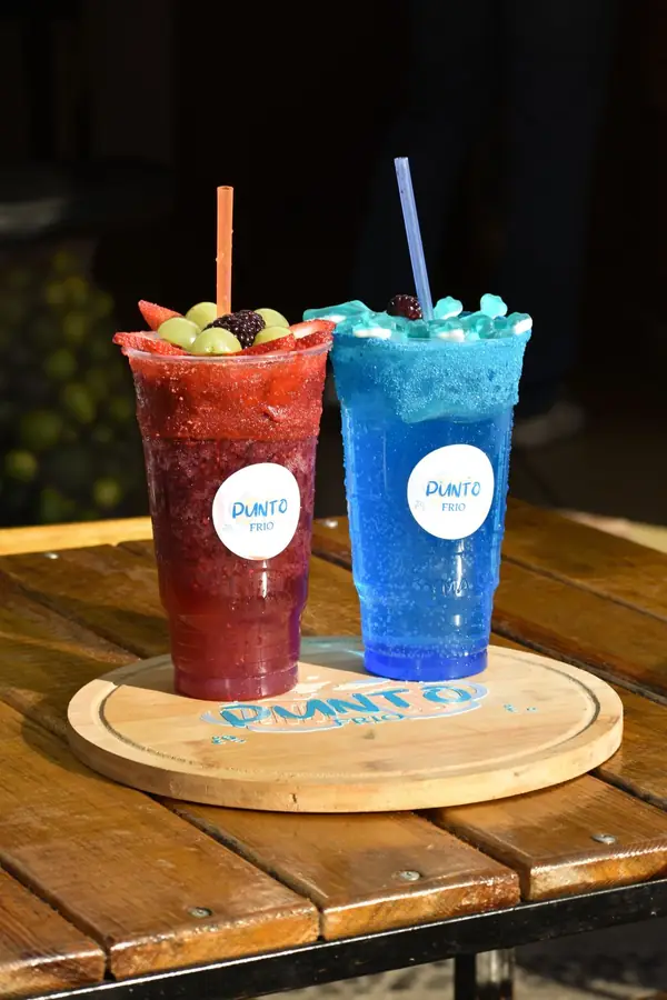 Bebidas preparadas roja y azul en Punto Frío